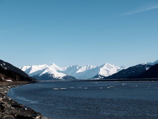 Obraz premium Snow capped mountains admidst seas