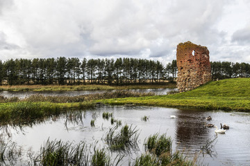 Fototapeta na wymiar Latvija.No Piltenes mighty castle ruins have remained so