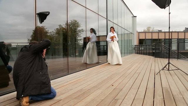 The bride posing to photographer