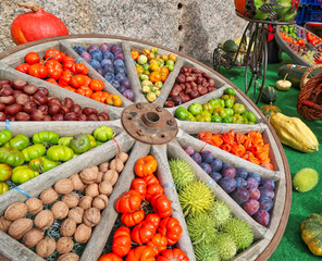 Altes Wagenrad dekoriert