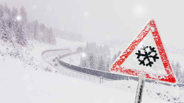 stra&szlig;enverkehr bei schneefall in Bergen