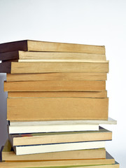 Fototapeta premium una pila di libri vecchi su uno sfondo bianco