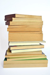 una pila di libri vecchi su uno sfondo bianco