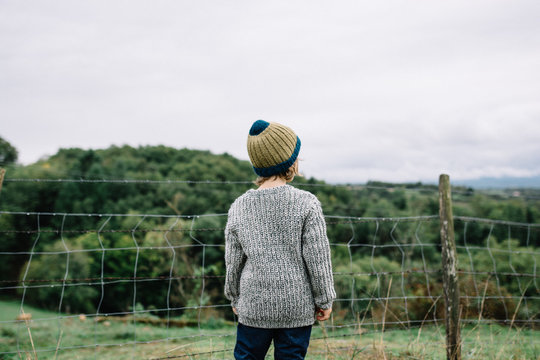 Enfant qui observe la nature 