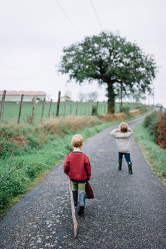 Enfants qui marchent &agrave; la campagne