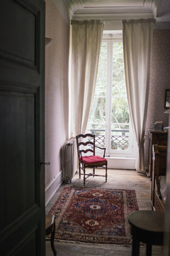 Interieur de chambre avec grande fene&ecirc;tre
