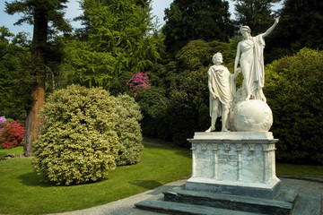 Fototapeta na wymiar Lake Como; Bellagio, Villa Melzi gardens, Dante and Beatrice statue