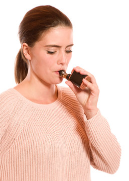 Attraktive junge Frau mit E-Zigarette 