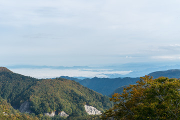 紅葉と広がる山々