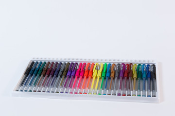 Bolígrafos de colores variados.