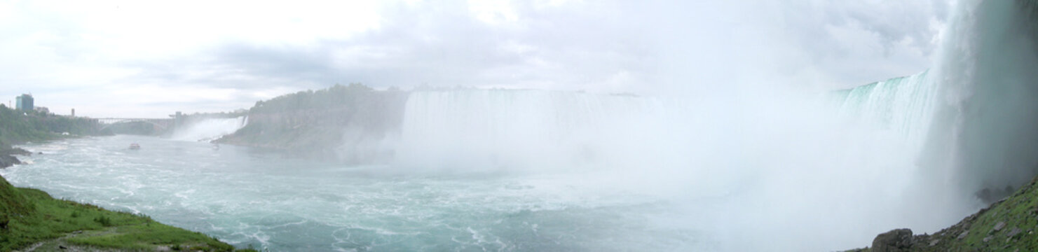 Wide image of Niagara Falls