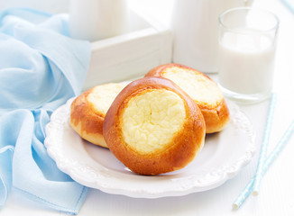 small pies (cheesecakes) with curd filling.