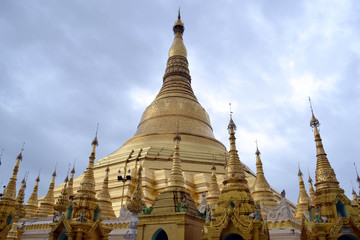 Fototapeta premium The national religious symbol of Burmese people. It's the shwedagon Pagoda with its golden stupa