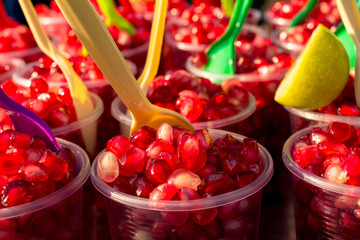 La fruta de la granada está en vasos para los visitantes.