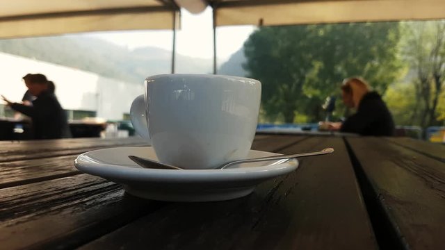 donne che parlano sullo sfodo sfocato in un bar, tazza del caff&egrave; d avanti 