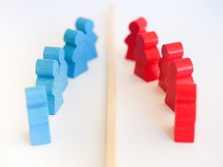 Gruppe von Menschen steht sich gegenüber / Konkurrenz - Konflikt - Szene mit Spielfiguren
