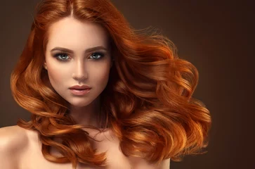 Crédence de cuisine en verre imprimé Salon de coiffure Belle fille modèle avec de longs cheveux bouclés rouges. Tête rouge. Produits de soins et de beauté pour les cheveux