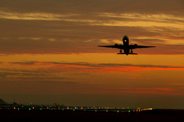 夕焼けの飛行機のシルエット