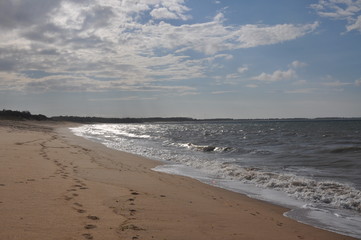 Plage  avec ciel d'orage