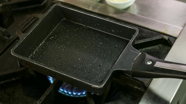 Square pan with oil
