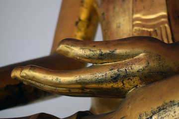 detalle de una mano de buda de color oro en un templo