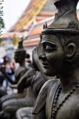 Estatua mojada de piedra meditando en un templo budista en Tailandia