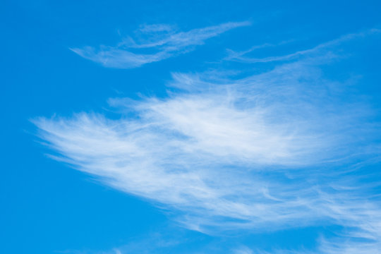 Zirruswolken am blauen Himmel