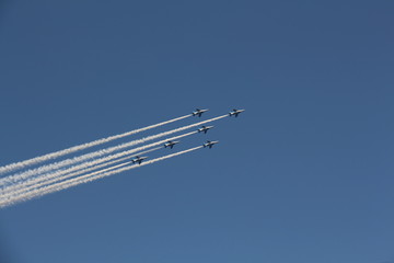 ブルーインパルスの飛行機雲
