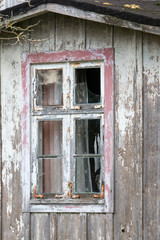 Fototapeta na wymiar Altes Fenster in einem zerfallenem Haus