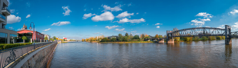 Obraz premium Panoramic view of Elbe, cathedral and old town in Magdeburg