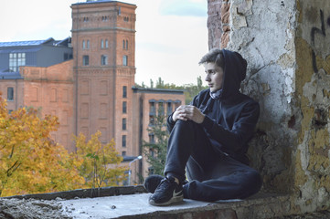 Chłopak w starej fabryce