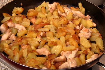 Straccetti di pollo con patate.