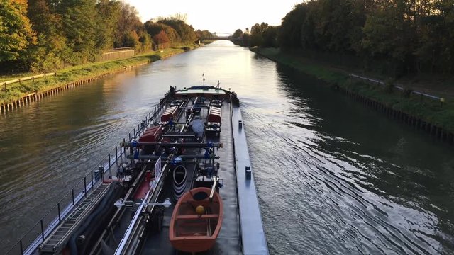 Mittellandkanal mit Tankschiff bei Braunschweig