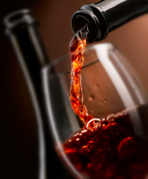 delizioso vino in bottiglia,versato in calice