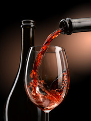 Naklejka na ściany i meble delizioso vino in bottiglia,versato in calice