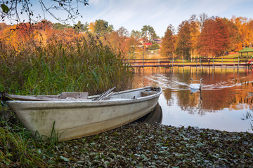 Obraz premium Boat on the lake shore Autumn landscape. 