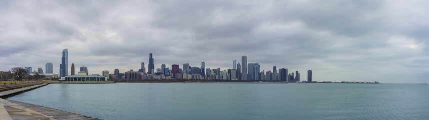 Fototapeta na wymiar Skyscapers and skylin of Chicago and Lake Michigan from Milennium Park