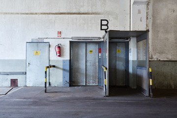 Tür und Fahrstühle in einer verlassenen Halle