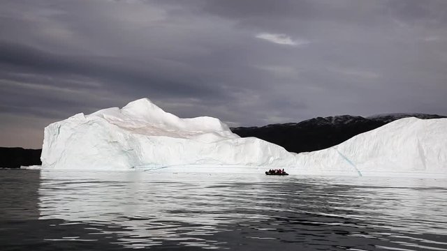 Expeditionsfahrt im Schlauchboot entlang von Eisbergen in Grönland