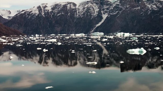 Fahrt entlang von Eisbergen durch den Scoresby-Sund in Ostg&ouml;nland