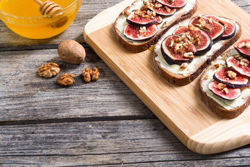 Toast with figs