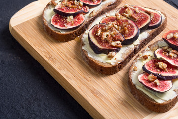 Toast with figs