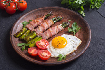Grilled asparagus with bacon