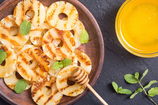 Grilled pineapple with honey