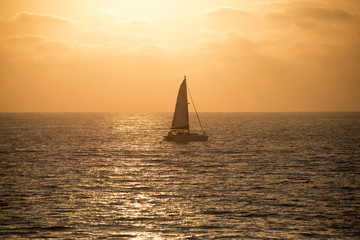 Fototapeta na wymiar Sailboat sunset