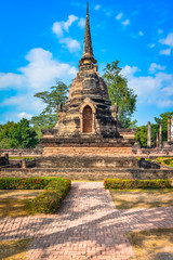 Obraz premium Ruins in Wat Mahathat, historical park which covers the ruins of
