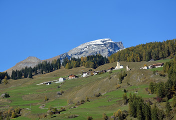 Fototapeta na wymiar Das Dorf Mathon, Graubünden