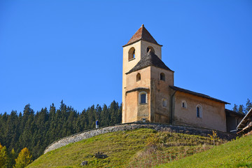 Fototapeta na wymiar Die Kirche von Lohn, Kanton Graubünden