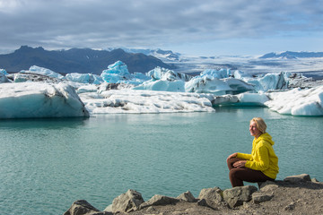 Fototapeta premium The woman - tourist watching the moving ice