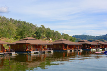 Fototapeta na wymiar Resort wooden house floating on the Srinakarin Dam, kanchanaburi, thailand